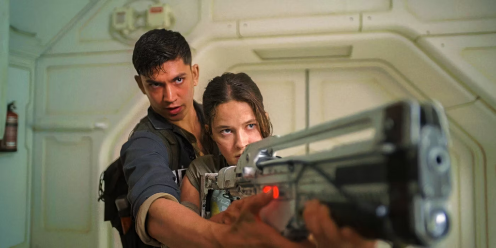 Tyler enseñando a Rain a usar el rifle de pulso con apuntado automático